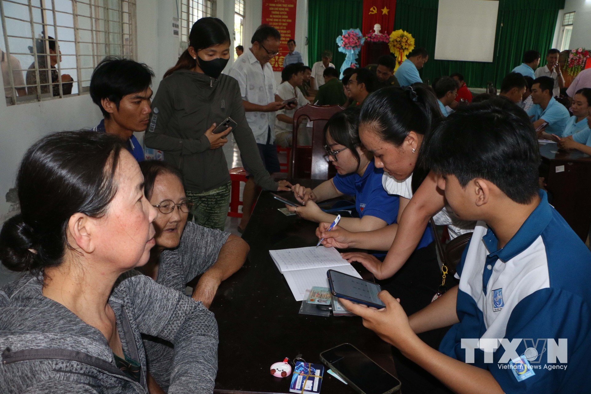 Công nghệ số khi phục vụ đúng nhu cầu sẽ được người dân hưởng ứng nhiệt tình. (Ảnh: Duy Khương/TTXVN)
